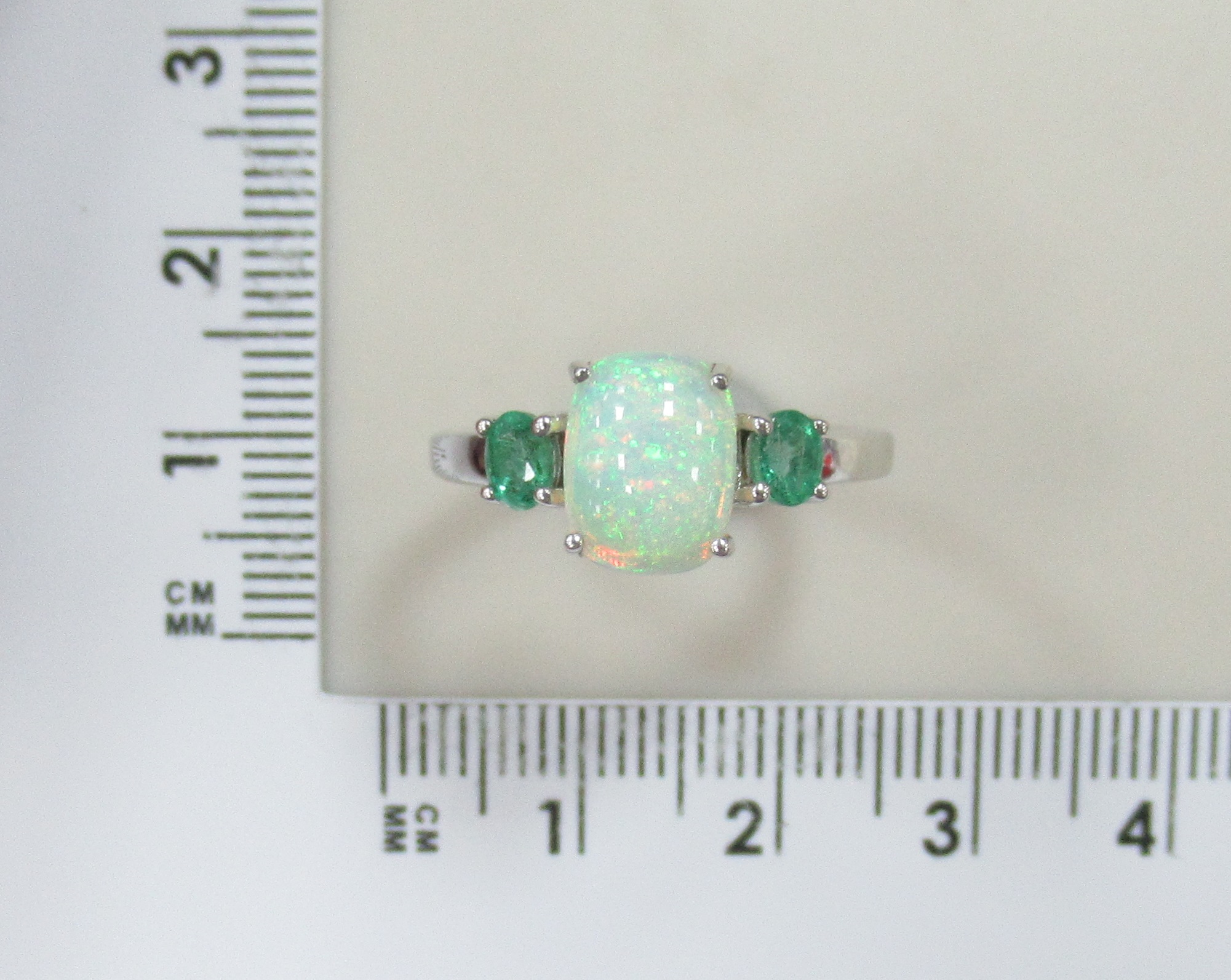 Серебряное кольцо с опалом и изумрудами